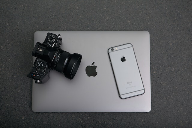 a%20camera%20and%20cellphone%20resting%20on%20top%20of%20a%20closed%20laptop a%20camera%20and%20cellphone%20resting%20on%20top%20of%20a%20closed%20laptop